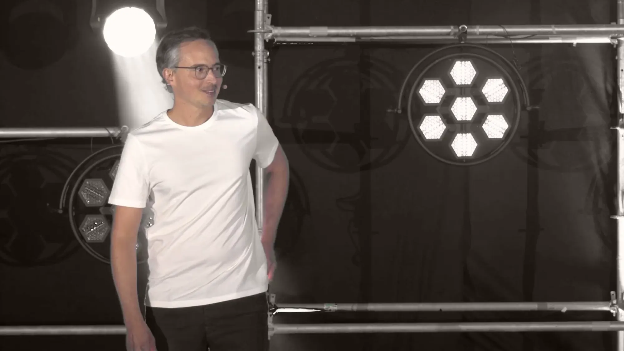 Alessandro Graf auf der Bühne, lachend im Lichtkegel