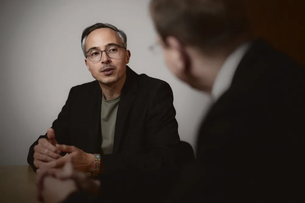 Alessandro Graf im Gespräch, das Gegenüber unscharf im Vordergrund